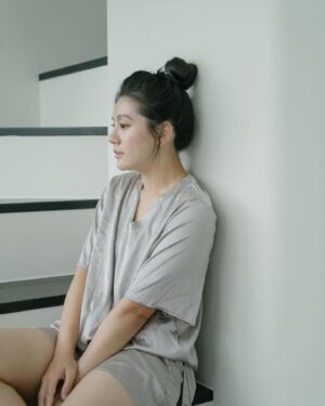 Suan Wang Instagram - 邁入當媽媽的第3年，
還是只有滿滿的愛。

至尊寶睡前，
我總是會用盡全力親親他，
抱到他說：
「抱鬆一點，不要太緊。」
然後牽著他的小手，
告訴他，我有多愛他，
昨天、今天、明天、永遠都愛他，
謝謝他來當我的兒子，
因為有他我變得好幸福。

然後等他睡了，
看著他的小臉，
夜深人靜的時候，
我會抱抱自己，
告訴自己，
「妳是很棒的媽媽！
妳已經盡全力了！
妳今天很棒、昨天很棒、妳明天也會很棒，
妳很勇敢。」

勇敢這個詞，
對我來說是，
對自己的每一個選擇及情緒負責，
不糾結，不後悔，
然後歸零，
向前邁進。

我常常問自己，
孩子長大後，
回想起來我會是個什麼樣的母親？

我想多年後，再回頭看，
會看見的是一位用盡全力支持，
全力以赴的愛著孩子，
儘管丟了自己，也在所不惜的陪伴，
在孩子的生命裡，
給予燦爛耀眼的幸福快樂，
一位愛的輝煌的媽媽。

每一天都是放手的練習，
等孩子長大，
用這些其極珍貴的回憶，
再慢慢的撿回自己，
跟另一半攜手同行過我們的人生，
慢慢拼湊起來，
而且會長出溫柔與智慧。

祝我們，母親節快樂，每天都快樂。