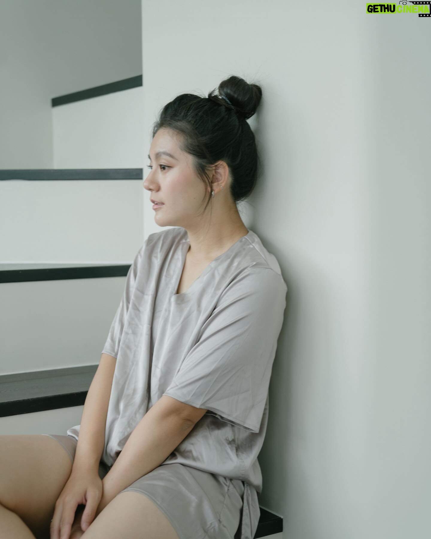 Suan Wang - 3.3K Likes - 邁入當媽媽的第3年,
還是只有滿滿的愛。
至尊寶睡前,
我總是會用盡全力親親他,
抱到他說:
「抱鬆一點,不要太緊。」
然後牽著他的小手,
告訴他,我有多愛他,
昨天、今天、明天、永遠都愛他,
謝謝他來當我的兒子,
因為有他我變得好幸福。
然後等他睡了,
看著他的小臉,
夜深人靜的時候,
我會抱抱自己,
告訴自己,
「妳是很棒的媽媽!
妳已經盡全力了!
妳今天很棒、昨天很棒、妳明天也會很棒,
妳很勇敢。」
勇敢這個詞,
對我來說是,
對自己的每一個選擇及情緒負責,
不糾結,不後悔,
然後歸零,
向前邁進。
我常常問自己,
孩子長大後,
回想起來我會是個什麼樣的母親?
我想多年後,再回頭看,
會看見的是一位用盡全力支持,
全力以赴的愛著孩子,
儘管丟了自己,也在所不惜的陪伴,
在孩子的生命裡,
給予燦爛耀眼的幸福快樂,
一位愛的輝煌的媽媽。
每一天都是放手的練習,
等孩子長大,
用這些其極珍貴的回憶,
再慢慢的撿回自己,
跟另一半攜手同行過我們的人生,
慢慢拼湊起來,
而且會長出溫柔與智慧。
祝我們,母親節快樂,每天都快樂。