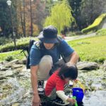 Suan Wang Instagram - 我們家的爸媽包裡， 隨時會備妥2套至尊寶的衣服， 因為他隨時會跳到溪裡玩， 提著水桶就去挖砂石， 除非天氣不好，我從不阻止。 至尊寶在家每天會跟著我們， 洗菜、洗水果、切水果（小朋友專用刀）、炒菜（超長手柄炒菜）等等…. 我們家做家事通通都是一起， 一起把衣服分類然後丟進洗衣機， 洗衣機幫忙洗完後一起曬， 曬乾一起收衣服， 拿去床上一起折。 吸塵器他有一台自己的吸塵器， 是我們去大賣場讓他自己選他可以拿得動的（好像1000塊有找）， 現在只要家裡哪裡髒， 至尊寶就會去拿他專用的吸塵器來吸一吸～ 所以跟孩子「一起」完成所有事， 就是我們家的大事！ 每一天都是我們的放手練習， 讓他放膽嘗試， 從中獲得成就感， 腳踏實地做事情， 一起完成家裡大小事參與其中。 如果總是什麼都不讓孩子玩， 什麼都不讓他碰， 這個也不行那個也不可以， 那孩子當然只能看電視、手機、使用3C產品。 育兒真的很不容易， 但我們在這條路上同時也重新檢視自己。