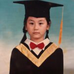 Suan Wang Instagram - 兒童節快樂 第一個關於兒童節的記憶， 是我就讀的國小， 精心準備了送給全校每位小朋友， 一份屬於自己的兒童節禮物。 禮物， 用了一個小紙盒包起來， 紙盒打開來， 裡面是一個白色杯子造型的筆筒時鐘， 杯子的其中一個面上坎入一個時鐘， 時鐘可以從杯子裡面調整時間， 應該是一份想讓孩子開始練習， 時間概念，安排時間， 用心也可愛的禮物。 我很喜歡這個禮物， 這份兒童節禮物在我記憶中佔了很重要也很美好回憶， 閉上眼還能感覺， 有被在乎的重量， 在記憶裡有大大的份量。 祝各位兒童節快樂， 給自己一點點獨處時間， 閉上眼睛，溫柔的， 好好擁抱內心那個小小的自己， 謝謝你/妳。 #幼稚園的畢業照