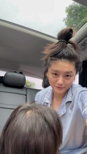 Suan Wang Instagram - 這每一刻的每一刻都好珍貴～⭐️

每次都是後來，想起來才趕快按手機錄起來。
好怕漏了記錄這些寶的所有可愛～

#穿睡衣出門的母親