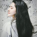 Suan Wang Instagram - 最近在體驗，「無能為力感」。 一直以來我都超會解決事情， 我都稱呼我自己為-「解決事情王」 （巧的是，我真的姓王）🤣 就是當事件發生了我一定可以解決， 沒有我解決不了的事， 我不可能讓這感覺在心裡， 像是喉嚨吞了個魚刺， 我的個性沒有放著不管。 所以這也讓我很不容易放過自己， 大多數是處理孩子的情緒問題， 還有處理自己情緒問題。 當然還有新家各式各樣的瑣碎事務， 也都讓我常常焦頭爛額～ 當我跟自己靜靜對話發現了， 「無能為力 這四個字跑出來， 感覺很不舒服， 像是腦子裡有鬧鐘突然轟隆隆作響！ 但我卻異常安靜的經歷感受這個狀態。 至於這個轟隆隆作響！ 我打算，就無能為力的讓它響， 看著、體驗。 就像是一場遊戲一場夢。