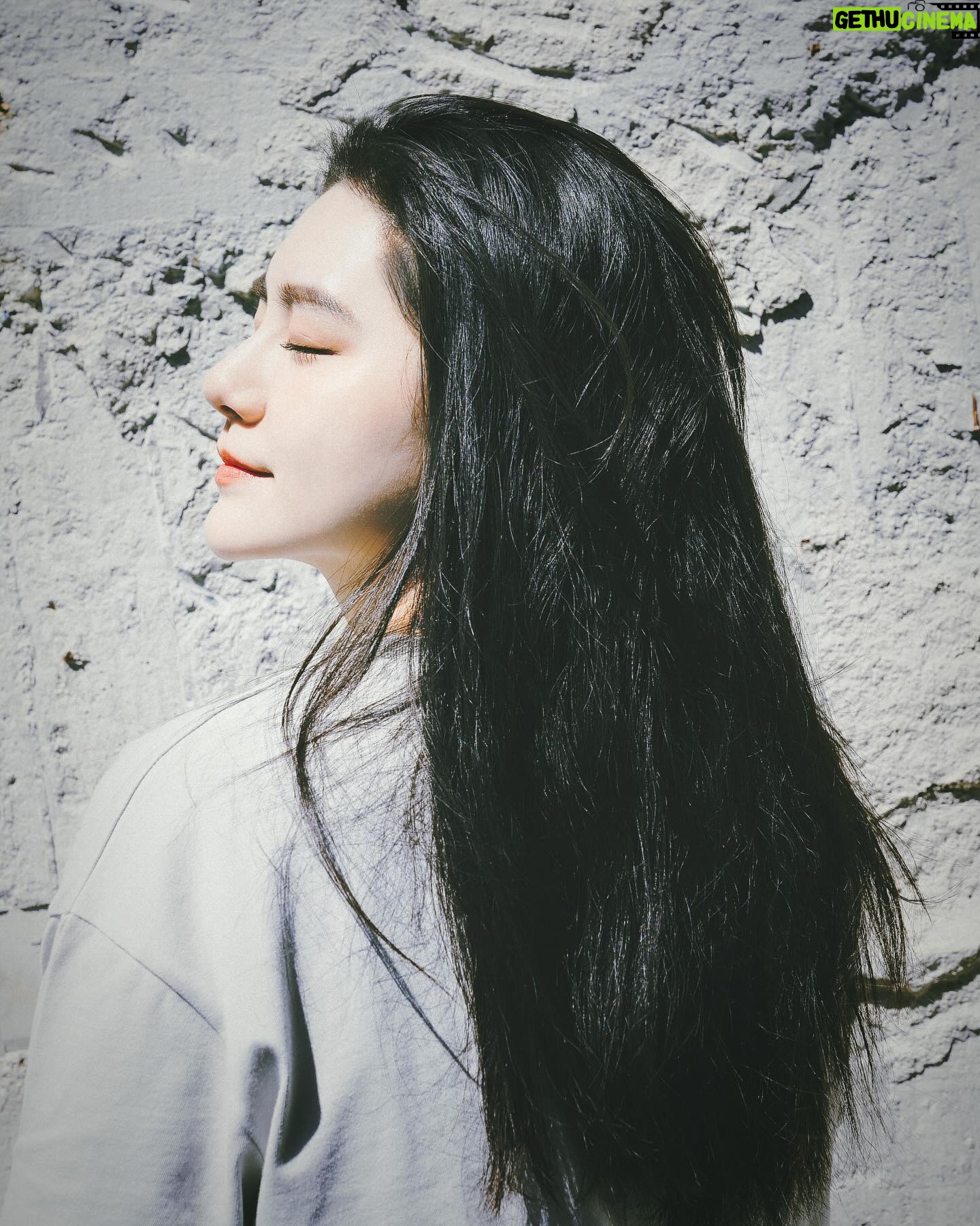 Suan Wang - 3.2K Likes - 最近在體驗,「無能為力感」。
一直以來我都超會解決事情,
我都稱呼我自己為-「解決事情王」
(巧的是,我真的姓王)🤣
就是當事件發生了我一定可以解決,
沒有我解決不了的事,
我不可能讓這感覺在心裡,
像是喉嚨吞了個魚刺,
我的個性沒有放著不管。
所以這也讓我很不容易放過自己,
大多數是處理孩子的情緒問題,
還有處理自己情緒問題。
當然還有新家各式各樣的瑣碎事務,
也都讓我常常焦頭爛額~
當我跟自己靜靜對話發現了,
「無能為力
這四個字跑出來,
感覺很不舒服,
像是腦子裡有鬧鐘突然轟隆隆作響!
但我卻異常安靜的經歷感受這個狀態。
至於這個轟隆隆作響!
我打算,就無能為力的讓它響,
看著、體驗。
就像是一場遊戲一場夢。