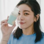 Suan Wang Instagram - 接到這個合作我真的超開心， 因為真的是我們家平常冰箱的常備飲品❤️ 我選擇給至尊寶喝進肚子的， 我一定是選擇最好的！ 也常常會有青春期的孩子問邵翔～ 到底要怎麼跟邵翔一樣高？ 他都經驗分享說， 唯一讓他想得到的應該就是～ 青春期他每天無時無刻都在喝鮮乳， 很常時候不知道要喝什麼， 就是選鮮乳， 早上、下午放學都會喝鮮乳。 所以我們家裡冰箱常備飲品就是， 鮮乳坊A2β酪蛋白鮮乳， 而且我們都是買A2大瓶裝， 很快真就會喝完～ 所以我都直接官網宅配很方便！ 我都拿來自製優格， 有在長期關注我， 應該都知道我超愛吃優格🤍配水果麥片 邵翔則是會拿來配Cerear🤍 每天我也會讓至尊寶跟爸爸一起喝～ （寶寶一歲之後就可以喝鮮乳） 冰冰的鮮乳真的好好喝，他超愛的🤍 我很愛買各式各樣無添加天然的產品， 鮮乳坊就是讓我安心的鮮乳， 比較特別的是！ 「A2β酪蛋白」結構更貼近母乳， 相較於一般的鮮乳， 可以更適合人體讓鮮乳營養好吸收， 這樣的話更能完整補充營養素。 推薦給年長者、青春期、幼兒🤍 現在推出小瓶裝200ml， 讓幼兒可以一次喝完， 全家便利商店就購買得到， 或在是像我之前都在官網訂購， 讓鮮乳宅直接配到府， 省去從實體通路扛回家的麻煩😜 ⭐️現在還有活動 •全家便利商店 活動日期：112/3/22~112/4/4 單件特價 $45元 / 二件特價79元 •鮮乳坊官網宅配到府，加購價85折！ https://bettermilk.cc/n7rLN 鮮乳坊 @bettermilk.tw #鮮乳坊 #A2β酪蛋白鮮乳