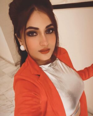 Subholina Sen Instagram - When it’s cold outside 🥶 that’s the max glam I can achieve 🥹🤦🏻‍♀️😇 #janfebgigs #stagelife