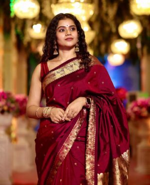 Subiksha Kayarohanam Instagram - From draping moms dupatta to wearing her saree

Somewhere I grew up ❤️

Pc @storiesbysidhu 

Blouse designer @shansika1 

Accessories @bronzerbridaljewellery