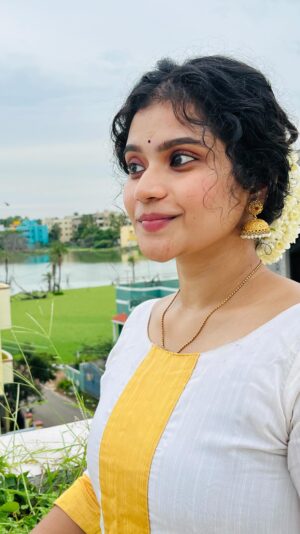 Subiksha Kayarohanam Instagram - Onam Ashamsakal 🌸 🌺
Dress courtesy @_kalamkari_____