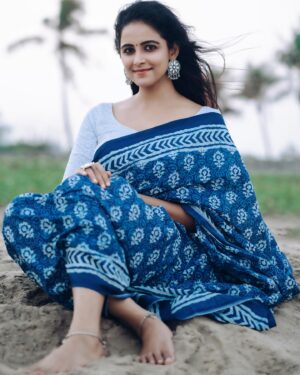 Subiksha Instagram - Which is your favourite ?
1 or 2 
#swipeleft 
🩵🤍

‘Combination of Saree & beach is always a magic’

conceptualization : @arunprajeethm
MUA : @jeru_bridal_studioo
Blouse : @sesha_bridalwear
Saree : @nesavaruviboutique 
Photography : @xposurestudio.in 

#beach #girl #prettysaree #attractive #women #beachphotography