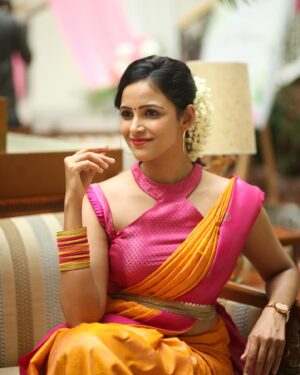 Subiksha Instagram - 💛🩷
Styling : @lavanyakrish16 
saree : @subikshaoffl s wardrobe🙋🏻‍♀️
Photography : @thephotopeople_chennai 
Saree drapist : @emmi_saree_drapist_ 
Makeup & Hair style : @makeover_by_andrea 
Location : @radharegentchen