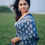 Subiksha Instagram - “Every saree tells a story , can you read mine..?“ 💙🤍 conceptualization : @arunprajeethm MUA : @jeru_bridal_studioo Saree @nesavaruviboutique Blouse @sesha_bridalwear Photography : @xposurestudio.in #saree #sareelove #blue #love #trending #attractive #prettygirl #beach #girl #sareegirl
