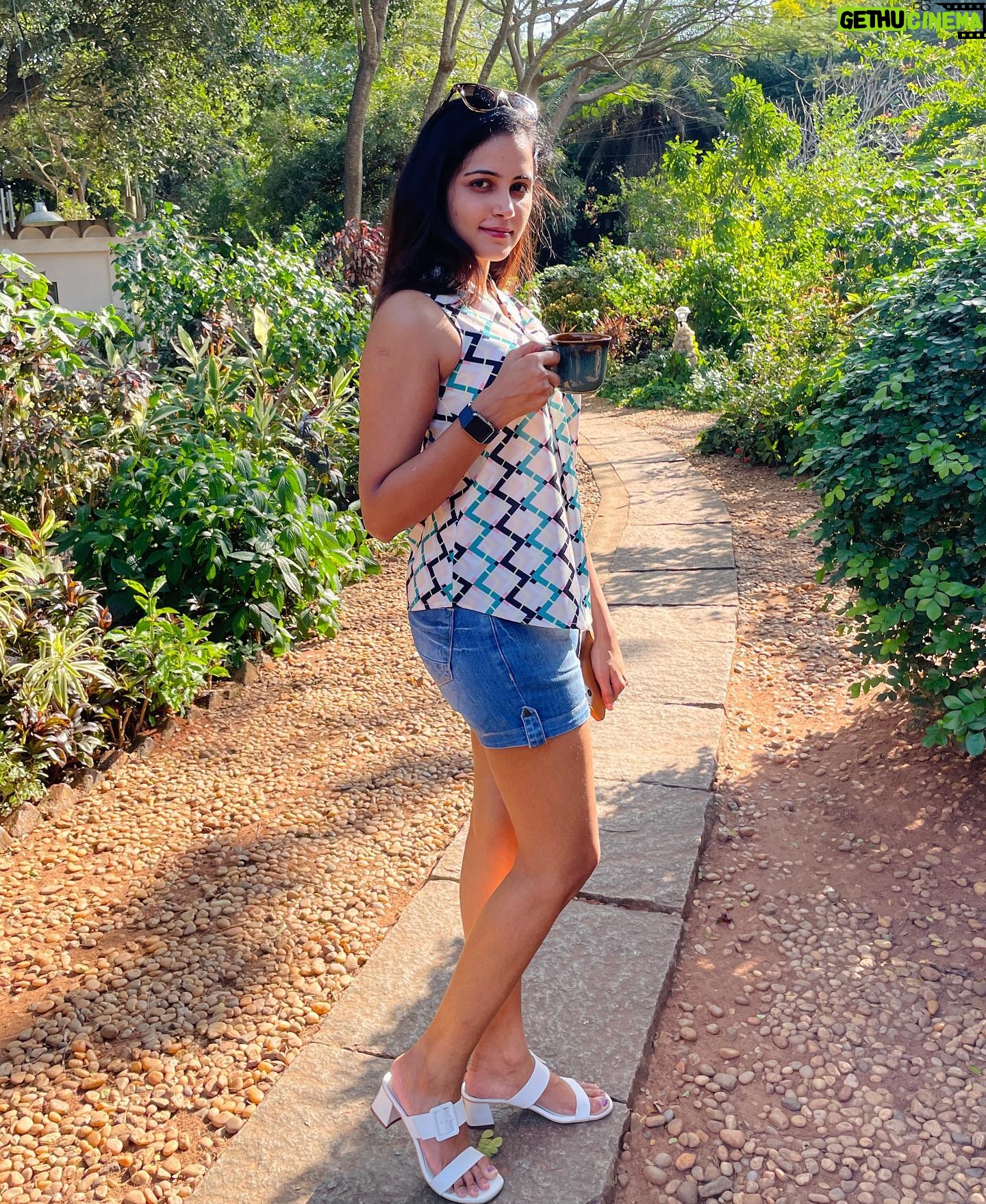 Subiksha Instagram - Itβs a happy start to the holiday week ππ€