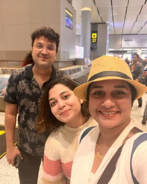 Sudeepa Pinky Instagram - Look who I bumped into today morning at the airport
Andhari favorite anna  maa @music.srikrishna and the cutiepie @daminibhatlach 😍😍🎵🎵🎶🎤🎼🎸

#singers #srikrishna #daminibhatlach #pinkysudeepa #bigboss6 #bigboss7 #paduthateeyaga