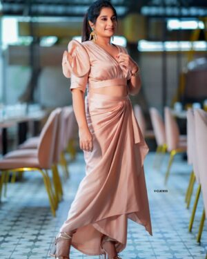 Sudeepa Pinky Instagram - Effortlessly chic, the champagne skirt drapes like a dream, exuding sophistication and grace. 💫 Paired with a stylish blouse that complements the delicate hue, this look is perfect for classy events, date nights, or any moment you want to feel like a true fashion icon.

Inframe  @pinky_sudeepaofficial 
Mua.  @vinusha_makeoverartistry 
Photography  @v_clickss