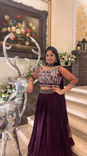 Sudeepa Pinky Instagram - pinky_sudeepaofficial In rhythm with sway of the beat with these two lovely ladies @jahnavi__suryadevara sai_harshitha_v at vasireddy’s marriage event 
#reelitluvit#dancelub❤️#trendingsongs🎶🎶💞 #musicbeats#galpals#swaytothebeat💃🏻