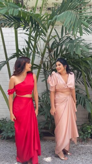 Sudeepa Pinky Instagram - 💃👯‍♀️ 🎶Grooving to the #ThalaivaBeat 💃🏼👯🏻‍♀️🌟🌌 #NuvvuKavalayya #ThalaivaSong #thamannabhatia
 #ThalaivaSong #LoveStory #Romance #MovieMagic #Emotions #DanceToTheBeat #MustWatch #FilmEnthusiast #CinematicExperience #BingeWorthy 
#trending 
#reelinsta
#pinkysudeepa
#vasanthikrishnan
#nishpannacouture

Inframe 
@pinky_sudeepaofficial @vasanthi__krishnan 
Outfit  @nishpanna_couture
Mua @vinusha_makeoverartistry 
Jewellery  @jewellery_by_arunareddy
Photography.  @v_clickss