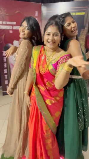 Sudeepa Pinky Instagram - A woman is the full circle. Within her is the power to create, nurture and transform.

Beautiful saree by @siricollections393_new 🖤🩶
Jhumkas by @sholdsherni 🩶🖤