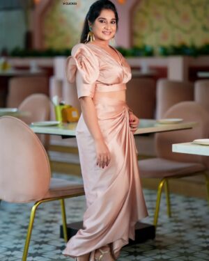 Sudeepa Pinky Instagram - Effortlessly chic, the champagne skirt drapes like a dream, exuding sophistication and grace. 💫 Paired with a stylish blouse that complements the delicate hue, this look is perfect for classy events, date nights, or any moment you want to feel like a true fashion icon.

Inframe  @pinky_sudeepaofficial 
Mua.  @vinusha_makeoverartistry 
Photography  @v_clickss