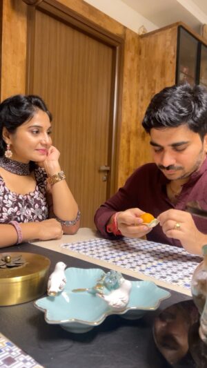Sudeepa Pinky Instagram - 😝Tag that foodie🧁🍩🍽️😝 

#instareels #comedy #foodie #sharing #sweettooth #lipsync #couplegoals #shyhusband #actress #tollywood #bigbosstelugu

Video credits:@honeydarling646