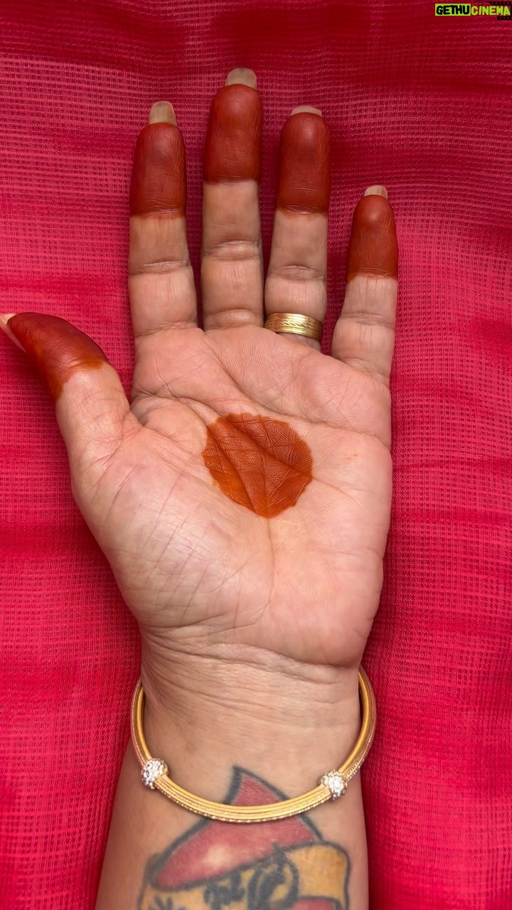 Sudeepa Pinky - 784 Likes - When you are obsessed to make your hand little more beautiful 🤩 🌱
#mehendi #mehendidesign #famjam