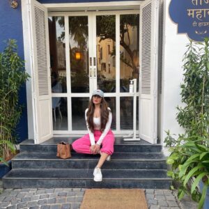 Sudeepa Singh Instagram - Baby’s day out !!🥰👀. Thank u soo much @tajmahalteahousemumbai for your warm hospitality!!! Gonna come back super soon!! 💜☕️