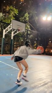 Suey Kwok Instagram - Weekend 喚醒多巴胺 🏀🏀 #basketball #lefthandlayup