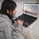 Suey Kwok Instagram – 最近出門會帶@asus_hk  Zenbook 14 OLED,  輕巧設計 (14.9mm 1.2kg) 拎出街用都唔覺得重，15小時續航力就算用足全日唔怕無電，隨時隨地都可以用到。
專門為AI而設嘅NPU，製作video簡單快捷好多。之後可以勤力啲出片😛

#Windows11Home #ASUSHK #Zenbook14OLED #NewZenWithAI
