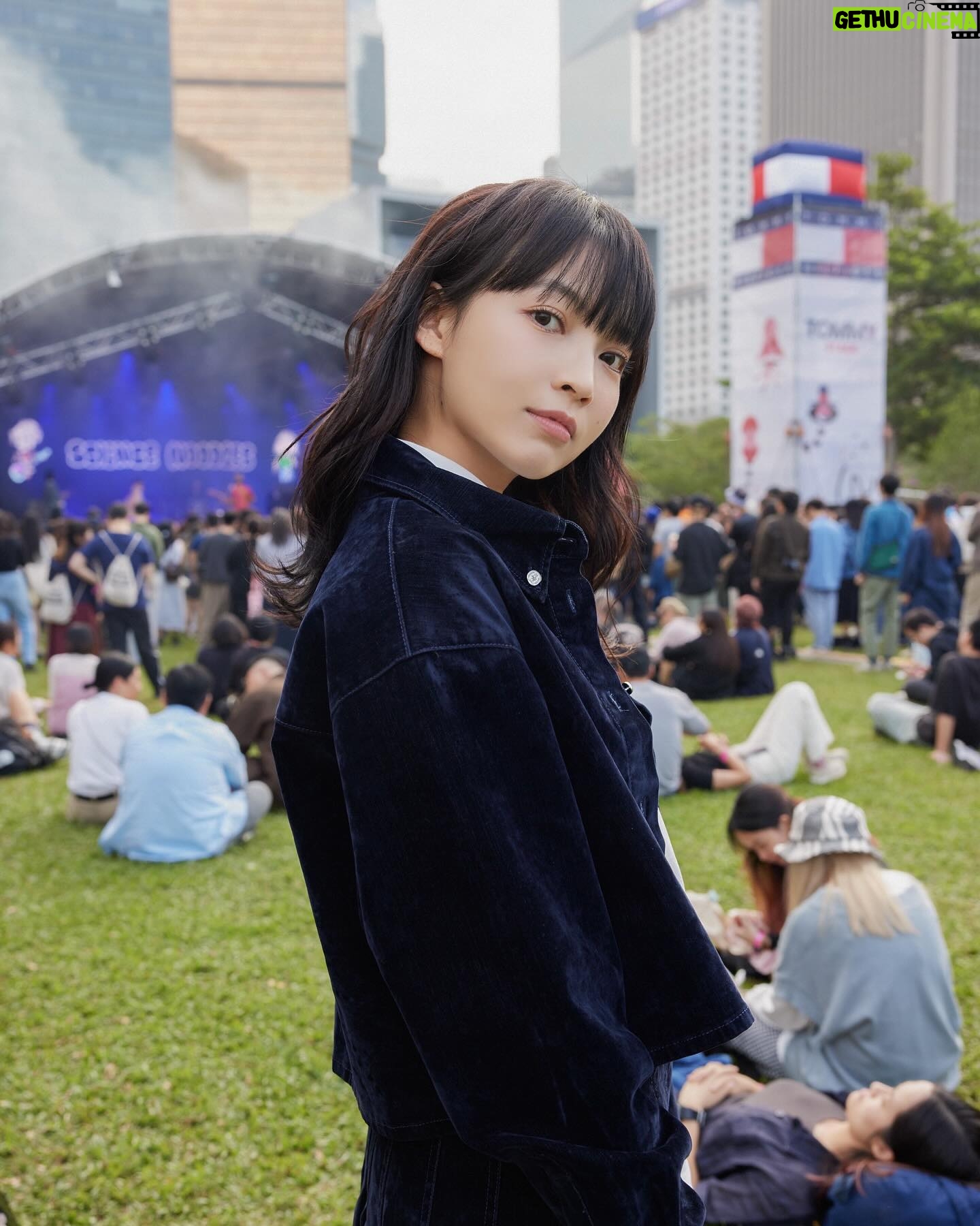 Suey Kwok Instagram - Feeling the electric energy on the Tommy stage at Clockenflap and chilling out with the soothing blue tones around me! 💙 @TommyHilfiger #TommyHilfigerHK #TommyFamily #ClockenflapVibes #BlueVibes