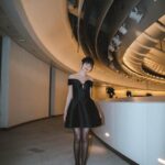 Suey Kwok Instagram - 整晚緊張的小手都放不開 只敢用眼睛瘋狂追星🥹✨ 神奇夢幻的一晚🖤 @asianfilmawardsacademy Hair by @larryho_hairstylist Make up by @makeupvanessa Styled by @mildredlo @emperorjewellery @alexandrezouariofficial @shushu__tong @charleskeith_hk #AFA #The17thAsianFilmAwards