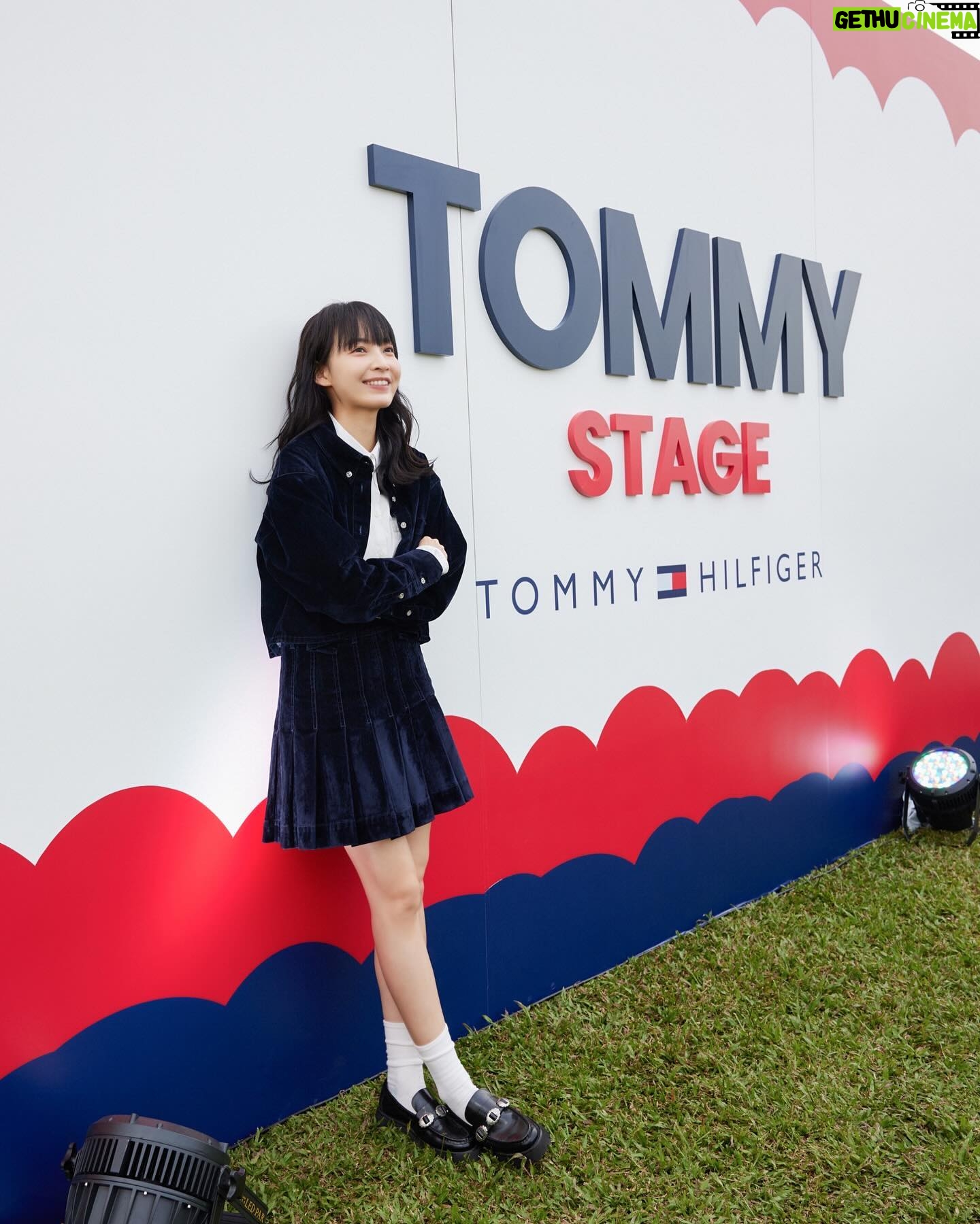Suey Kwok Instagram - Feeling the electric energy on the Tommy stage at Clockenflap and chilling out with the soothing blue tones around me! 💙 @TommyHilfiger #TommyHilfigerHK #TommyFamily #ClockenflapVibes #BlueVibes