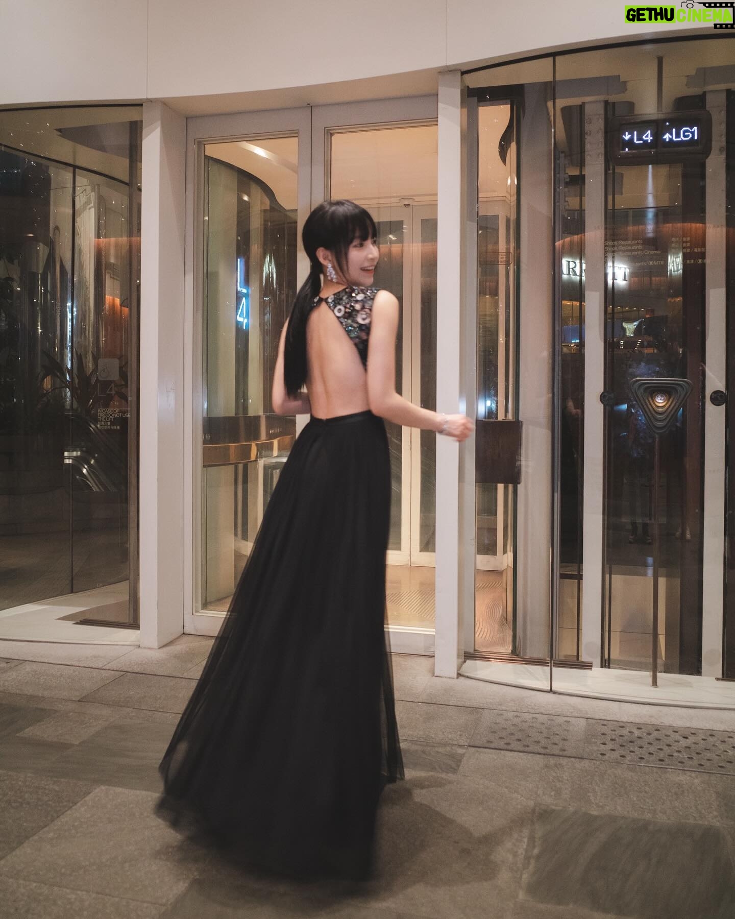 Suey Kwok - 4.5K Likes - 最近常宅在家 可以打扮出門 精神😀✨
Wardrobe @emperorjewellery @needleandthreadlondon @jedlane_dress_rental