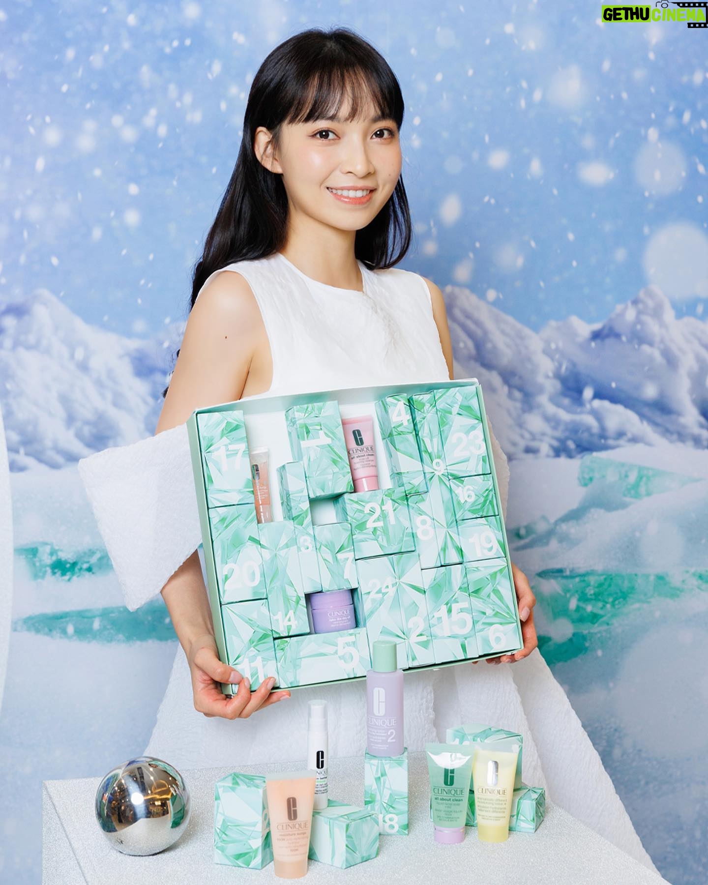 Suey Kwok Instagram - 還有一個月就到聖誕🎄我已經開始準備禮物🎁💝 @CliniqueHK 限量珍藏版聖誕倒數月曆內藏24件皇牌熱賣產品,由護膚到彩妝,包羅萬有,絕對有驚喜😁 先偷偷透露給大家💬 全港銷量No.1的 #Laser淡斑去印精華 、 #粉紅爆水啫喱 及一系列熱賣彩妝產品都可以一次過擁有!簡直可以照顧到所有的肌膚需要✨ 送給好友和自己收藏都是很好的選擇。 🎁!購物滿HK$600更可以低至2折的價錢(優惠價HK$488)入手! 當然還有其他節日限定禮遇💫多款皇牌產品買1享2! ✨購買 #爆水珠珠精華 48ml即享額外 #粉紅爆水眼部精華 15ml✨ 秋冬我最著重保濕💦人氣皇牌粉紅爆水系列更是我長期的Hydration Essentials! 輕盈水凝配方令肌膚及眼周全日持久保濕,就算拍攝全日妝容一樣超貼服,保持水嫩飽滿💖! ✨ 買激光活膚緊緻面霜50ml更可享額外激光活膚緊緻面霜15ml✨ 除了足夠保濕,拍攝時緊緻立體的輪廓當然也是重點!激光活膚緊緻系列激增膠原蛋白,同時保濕加強修復力,減淡細紋乾紋,令我的肌膚更緊緻有彈性!打造全方面彈滑肌膚🧏! 另外更有多款皇牌產品節日限定套裝💫低至4折即可入手!18/11起購買2套或以上節日套裝(指定產品除外)更可享額外8折優惠!今個聖誕就與Clinique一起Share The Joy💝 @CliniqueHK #CliniqueHK #MerryClinique #NorthPoleLab @kingswaypr.mkt
