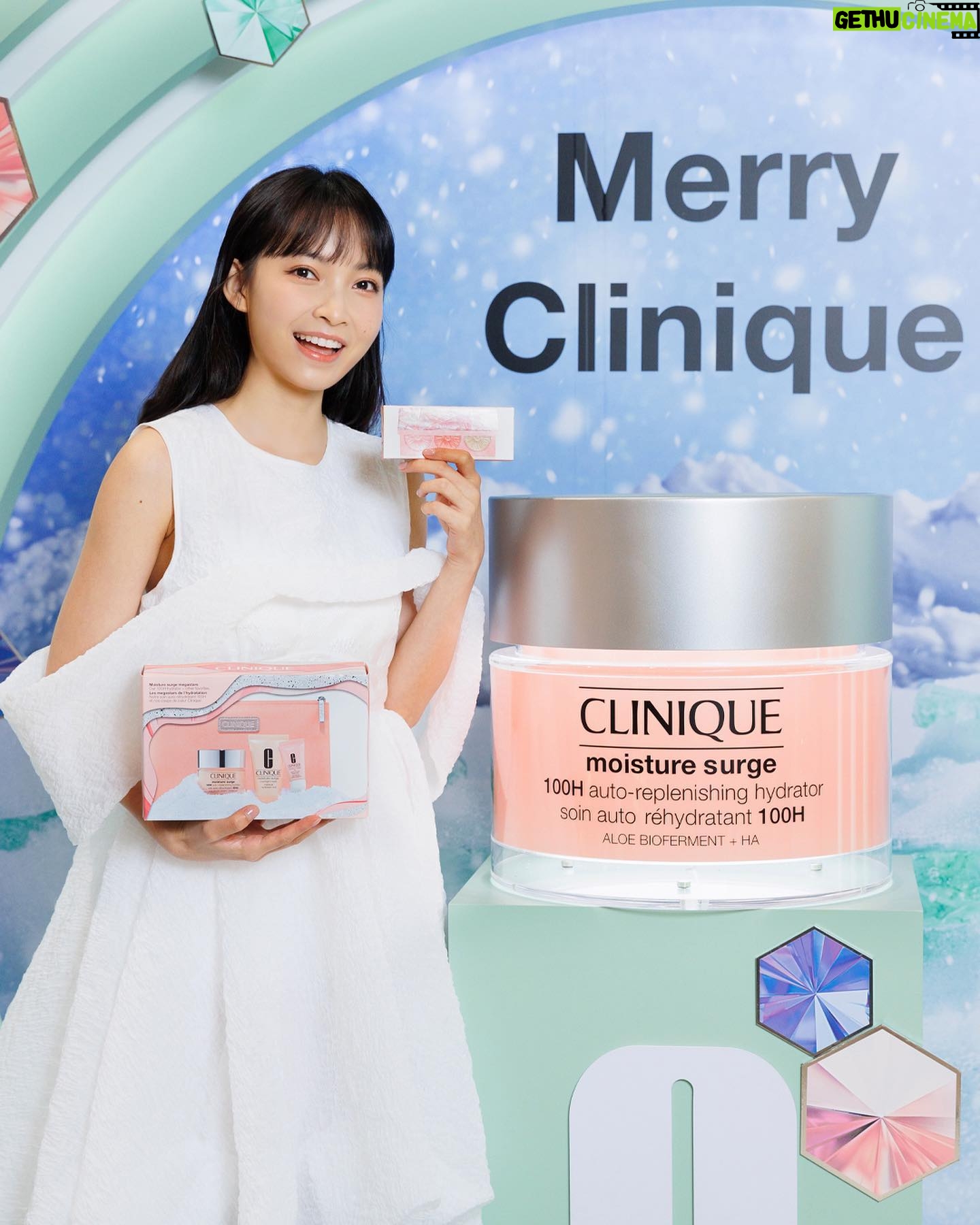 Suey Kwok Instagram - 還有一個月就到聖誕🎄我已經開始準備禮物🎁💝 @CliniqueHK 限量珍藏版聖誕倒數月曆內藏24件皇牌熱賣產品,由護膚到彩妝,包羅萬有,絕對有驚喜😁 先偷偷透露給大家💬 全港銷量No.1的 #Laser淡斑去印精華 、 #粉紅爆水啫喱 及一系列熱賣彩妝產品都可以一次過擁有!簡直可以照顧到所有的肌膚需要✨ 送給好友和自己收藏都是很好的選擇。 🎁!購物滿HK$600更可以低至2折的價錢(優惠價HK$488)入手! 當然還有其他節日限定禮遇💫多款皇牌產品買1享2! ✨購買 #爆水珠珠精華 48ml即享額外 #粉紅爆水眼部精華 15ml✨ 秋冬我最著重保濕💦人氣皇牌粉紅爆水系列更是我長期的Hydration Essentials! 輕盈水凝配方令肌膚及眼周全日持久保濕,就算拍攝全日妝容一樣超貼服,保持水嫩飽滿💖! ✨ 買激光活膚緊緻面霜50ml更可享額外激光活膚緊緻面霜15ml✨ 除了足夠保濕,拍攝時緊緻立體的輪廓當然也是重點!激光活膚緊緻系列激增膠原蛋白,同時保濕加強修復力,減淡細紋乾紋,令我的肌膚更緊緻有彈性!打造全方面彈滑肌膚🧏! 另外更有多款皇牌產品節日限定套裝💫低至4折即可入手!18/11起購買2套或以上節日套裝(指定產品除外)更可享額外8折優惠!今個聖誕就與Clinique一起Share The Joy💝 @CliniqueHK #CliniqueHK #MerryClinique #NorthPoleLab @kingswaypr.mkt