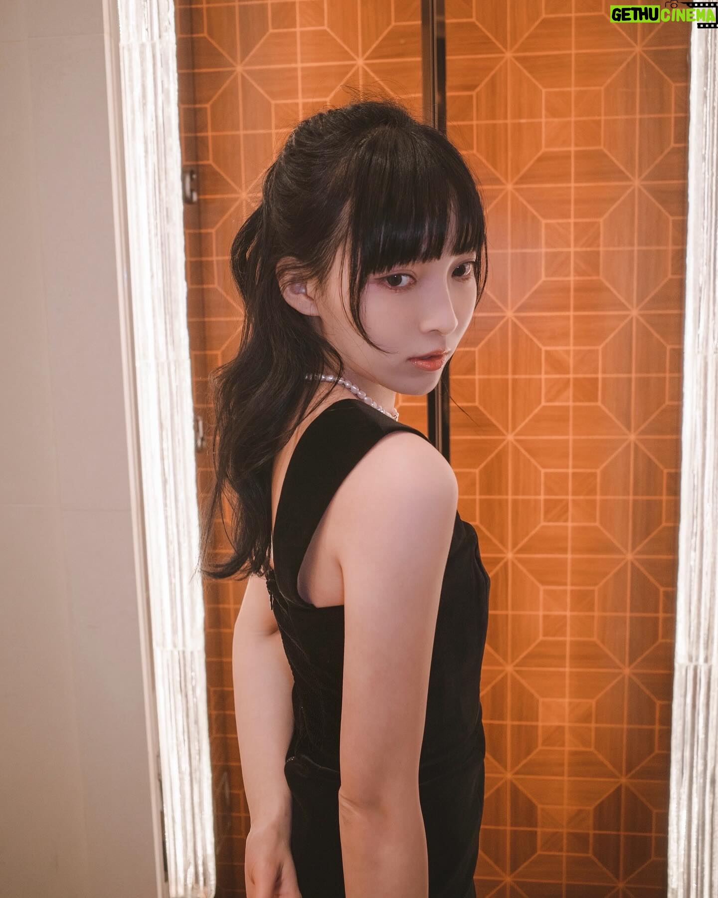 Suey Kwok - 3.9K Likes - night ⚡️🖤