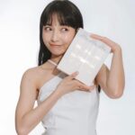 Suey Kwok Instagram - 儀式感滿滿💫 Dior今年的聖誕限定禮品套裝實在太漂亮💖 華麗精美的花卉和以白色和金色色調設計的蔓藤圖案，融合杜樂麗花園大門的鍛鐵工藝，將歷史悠久的巴黎蒙田大道30號Dior總店完美呈現在禮盒上。 打開裏面的小抽屜，放着四款迷你 Dior大熱產品，有Miss Dior和J‘adore香薰、玫瑰花蜜活養再生精華油、及999色調唇膏💄可愛又精緻🫧🫧 @DiorBeauty #DiorHoliday #DreamInDior @DiorBeautyLovers #DiorBeautyLovers