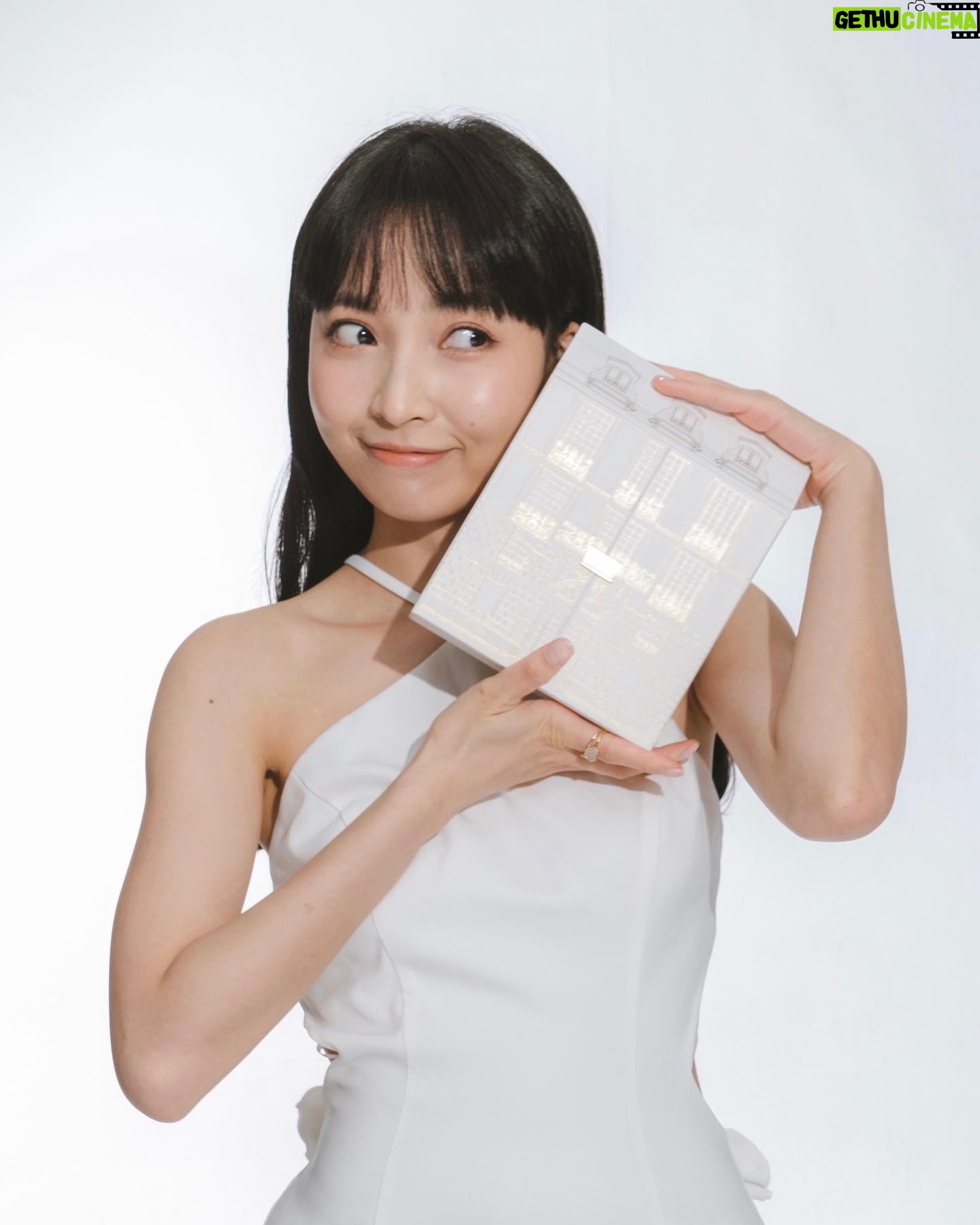 Suey Kwok Instagram - 儀式感滿滿💫 Dior今年的聖誕限定禮品套裝實在太漂亮💖 華麗精美的花卉和以白色和金色色調設計的蔓藤圖案,融合杜樂麗花園大門的鍛鐵工藝,將歷史悠久的巴黎蒙田大道30號Dior總店完美呈現在禮盒上。 打開裏面的小抽屜,放着四款迷你 Dior大熱產品,有Miss Dior和J‘adore香薰、玫瑰花蜜活養再生精華油、及999色調唇膏💄可愛又精緻🫧🫧 @DiorBeauty #DiorHoliday #DreamInDior @DiorBeautyLovers #DiorBeautyLovers