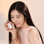 Suh Dong-joo Instagram - 프랑스의 자연을 담은 유기농 케어: 키아나 엘릭시르 페이스 세럼 30ml 💛 키아나 모이스처 두피 세럼 30ml 🩷 made & certified in France 안녕하세요! 제가 이번에 키아나(kiana)라는 브랜드명 아래 페이스 세럼과 두피 세럼을 출시하게 되었어요🙂 제 유튜브를 구독해주시는 분들은 아시겠지만 이 두 제품이 나오기까지 장장 2년 가까운 연구 개발 제조 인증 과정이 있었어요ㅠㅜ 정말 내 새끼같은 제품들이 드디어 세상에 나오니 행복할따름입니다. 어찌보면 시작은 참 단순했습니다. 엄마가 암을 겪게되며 피부가 예민해졌고 항암으로인한 탈모도 시작되었었습니다. 그 시기에 제가 무엇을 할 수 있을까하다 엄마와 비슷한 상황에 놓인 분들이 참 많다는 사실을 알게되었어요. 그래서 정말 순한 유기농 페이스 세럼과 두피 세럼의 필요성을 느꼈습니다. 그러다가 프랑스 제조사 대표님을 만나게 되고 유기농 제품을 함께 연구&개발하게된 것이었죠. 특히나 페이스 세럼은 천연유래원료 99.60% 그리고 유기농 원료 64.70%프로로 이루어져있어요. 저는 이 세럼을 테스트하느라 거의 2년 가까이 이 제품만 써왔는데 피부가 정말 좋아졌다고 주변에서 먼저 알아봐주더라구요😀 여러분도 함께 경험해보셨으면 좋겠어요! 감사합니다💛 https://smartstore.naver.com/kianaofficial @kiana_official.shop 프랑스 ECOCERT와 COSMEBIO 인증 완료 #서동주오일 #서정희오일 #서동주세럼 #서정희세럼 #유기농