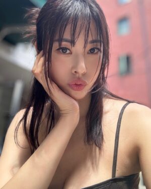 Suh Dong-joo Instagram - 여름이었다, 어제 🙈 

Makeup @cha_jisoo 
Hair @yellow_h_a
