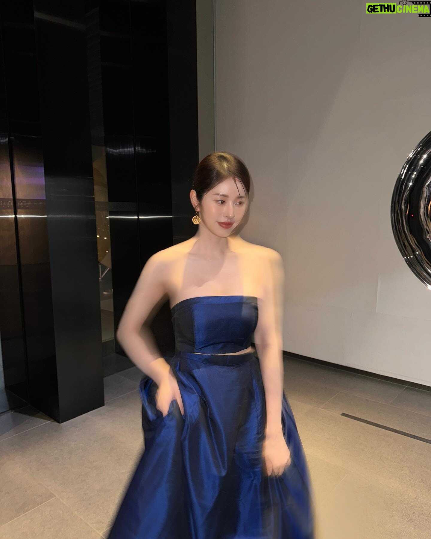 Suh Dong-joo - 6.2K Likes - 처음으로 이런 드레스 입고 시상식에 참여해보았어요🩵
뷰끄럽다🤪
#트롯어워즈
@houseofamy_official