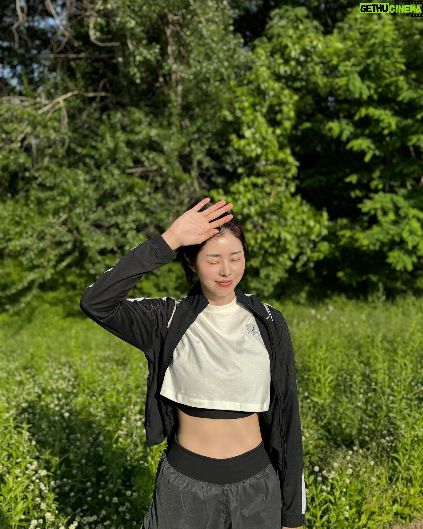 Suh Dong-joo - 7.4K Likes - 날씨 좋았던 지난 주말 💛 the perfect weather to stroll around 💛