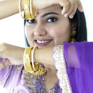 Suhasini Instagram - లేకుంటే చెక్కి ఉంటారా అచ్చు నీలా శిల్ప సంపదా
Pic by : @karttikeyanphotography 
#suhasiniactress #suhasini #jwellery #jwellerycollection #jwellerydesign  #hyderabad