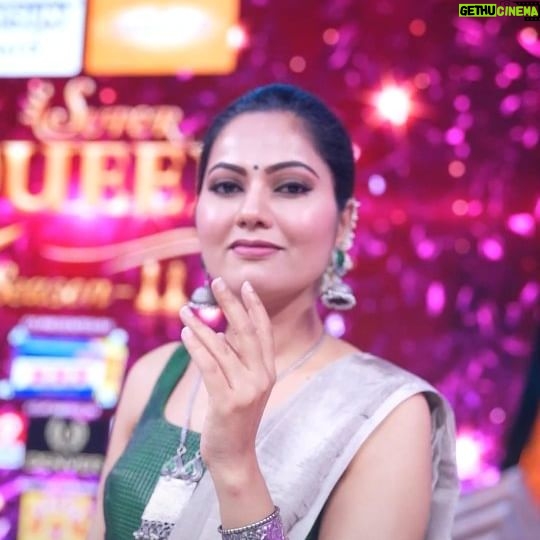 Suhasini - 8.6K Likes - ‘సుందరీ నువ్వే నేనంట.. చూడనీ నీలో నన్నంట’ అన్నట్టే ఉన్నారు కదా సుహాసిని. ఏమంటారు మీరు? comments రూపంలో చెప్పండి!
ఇవాళ premiere కానున్న #SuperQueen2 ను #Zee5 లో miss అవ్వకుండా చూడండి.. ఎప్పుడైనా, ఎక్కడైనా!
@suhasini_actress @pradeep_machiraju @vidyuraman @mounikayadav.9 @priyankachowdary21 @anchorprashanthiofficial @esternoronhaofficial @pulsar_bike_jhansi @likitha_murthy_15 @jabardasth_pavithraa @anala.susmitha