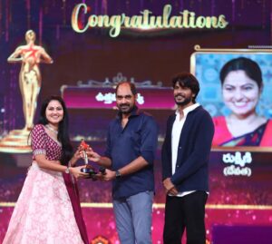 Suhasini Instagram - Its a great pleasure recieving the award from @dirkrish @sundeepkishan. Thank you @starmaa  #devathaserial for this award