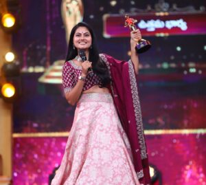 Suhasini Instagram - Its a great pleasure recieving the award from @dirkrish @sundeepkishan. Thank you @starmaa  #devathaserial for this award