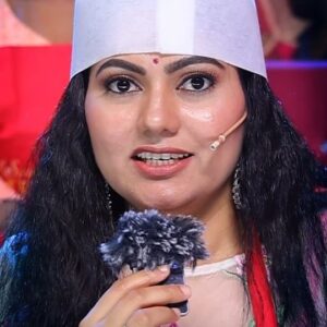 Suhasini Instagram - First time jeevitam lo vanta cheyabotunna Suhasini🤣🤣...a vanta ela undo telusukovalante...

Watch #SuperQueenSeason2 Tomorrow at 11 AM on #ZeeTelugu

#SuperQueen #SQ2 #ZeeOnTheGoReels 

@suhasini_actress