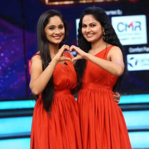Suhasini Instagram - Dont miss to watch #aadivaramwithstarmaaparivaram special show on friendship day 
Dress courtesy : @regalarmoire 
#starmaaserials #starmaa #serialshooters #teluguserialactress #indianserialactress #suhasiniactress #suhasini #aadivaramwithstarmaaparivaram