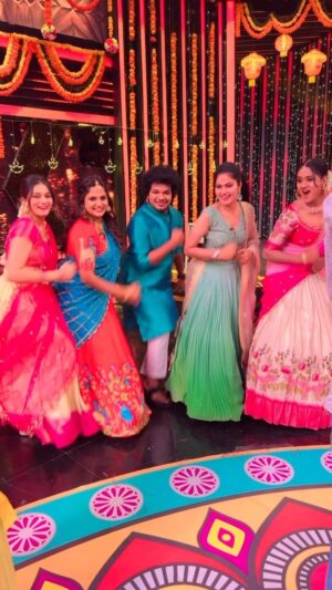 Suhasini Instagram - Lingidi lingidi😍🤣 with this beautiful ladies😍
@rakshaa_official @suhasini_actress @keerthibhatofficial 

#friendship #starmaa #mukkuavinash #adiwaramwithstarmaaparivvaram