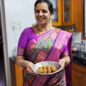 Sujatha Babu Ramesh Instagram - 😍பட்டணம் பக்கோடா 😍 simple easy tasty
#reels #instareels #reelsintagram #instagram #shorts #youtube #youtubeshorts #viralreels #viralreelsvideo❤️ #trending #trendingreels #music #90s #cooking #receipe #easy #easysnack #teatime #saree #sareecollection #sareelove