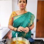 Sujatha Babu Ramesh Instagram - 😍புளி இஞ்சி 😍 #reels #instareels #instagram #instagramreels #shorts #shortshorts #youtube #youtuber #rainyday #easyrecipes #easy #cooking #lunch #dinner #healthyfood #kerala #food #saree #sareelove இஞ்சி 150gm, பச்சைமிளகாய், வரமிளகாய், மஞ்சள் தூள், மிளகாய் தூள், உப்பு, வெல்லம் 50gm, தேங்காய் எண்ணெய். கடுகு