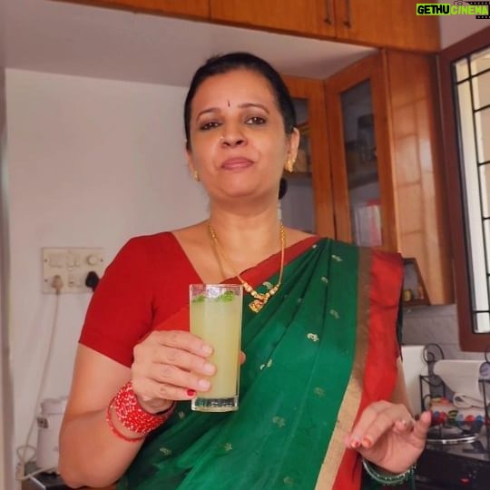 Sujatha Babu Ramesh Instagram - Healthy JUICE 😍😍😍 #reels #instareels #instagram #youtuber #shorts #influencer #trendingreels #shortsvideo #youtubechannel #cooking #juice #fruitjuice #healthy #summer #summerdrinks #homemade #homecooking #sujathababu #saree #sareelove