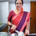 Sujatha Babu Ramesh Instagram - SIMPLY SUPER வெங்காய சட்னி 😍😍 #reels #reelsinstagram #instareels #instagram #insta #shorts #youtube #youtubevideo #shortsvideo #food #cooking #kitchen #homemade #homemadefood #southindian #sidedish #simple #easy #receipies #saree #breakfast #dinner